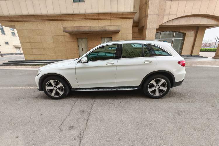 Used Mercedes-Benz GLC 2016 GLC 260 4MATIC Luxury Model Exterior 2