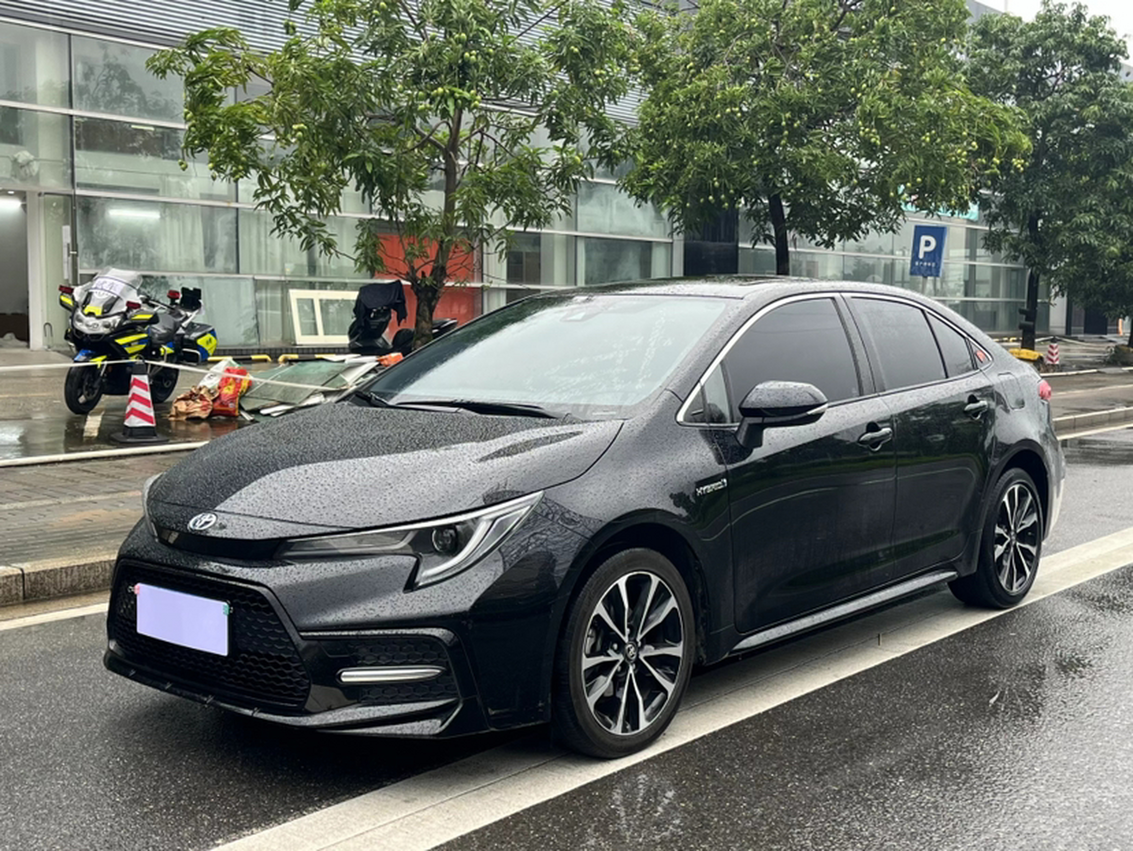 Под передней частью автомобиля