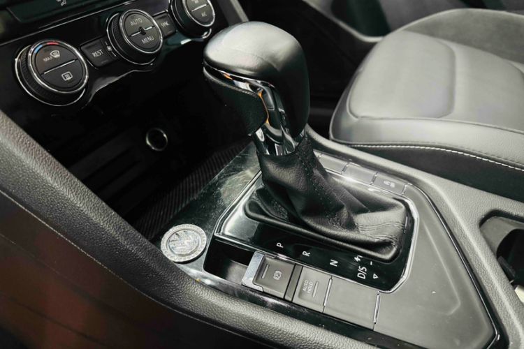 Used Volkswagen Tiguan L 2019 Updated Version 330TSI Automatic Two-Wheel Drive Panoramic Comfort Edition China VI Standard Gear Lever