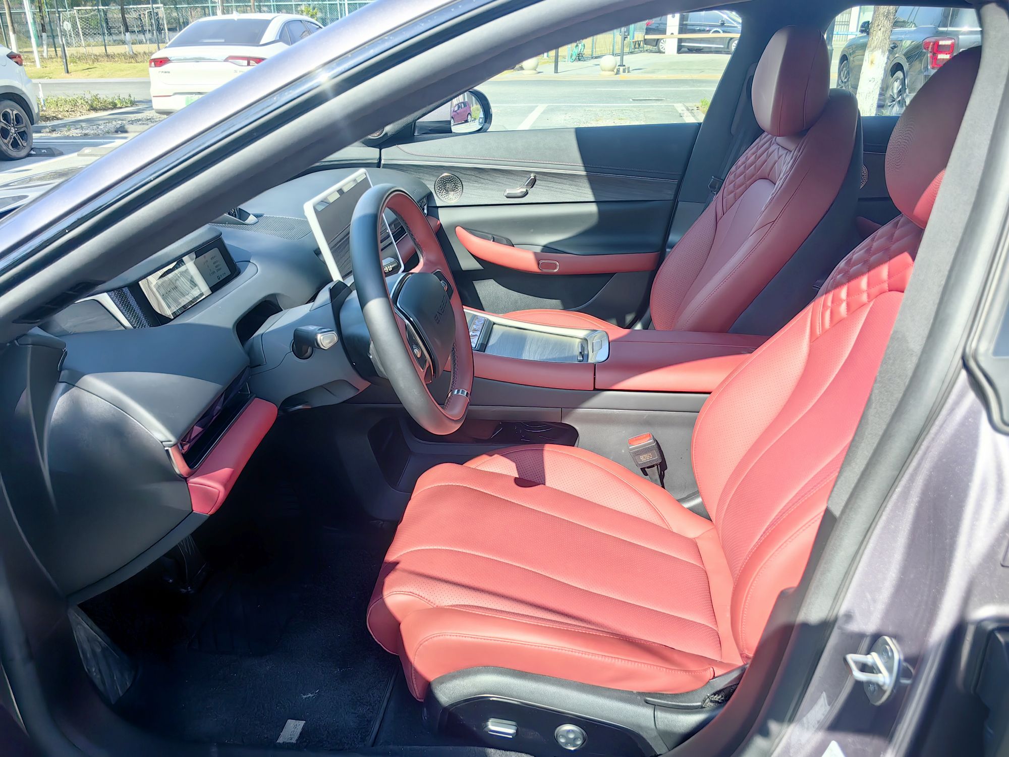 Переднее сиденье в автомобиле