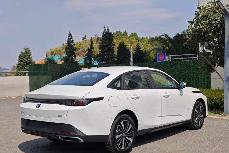 Used Changan Eado PHEV 2025 Smart New Blue Whale 145KM High-Energy Edition