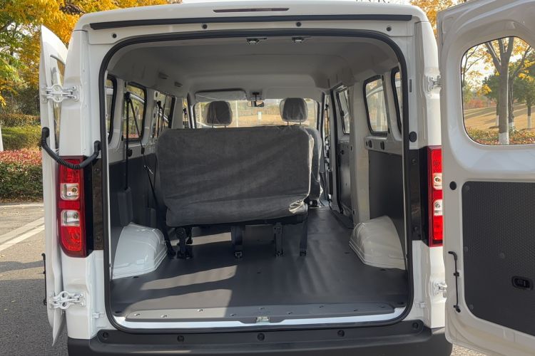 Used Wuling Yangguang 2024 300KM Comfort Version Passenger Van 75kW
