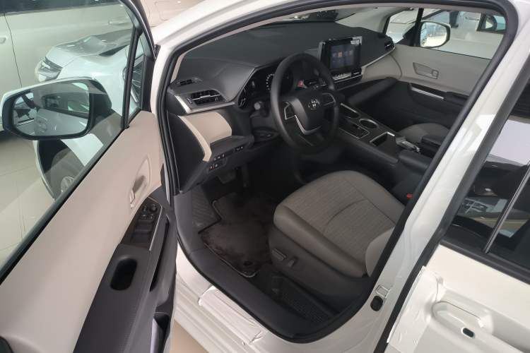 Used Toyota Sienna 2023 2.5L Hybrid Comfort Edition

