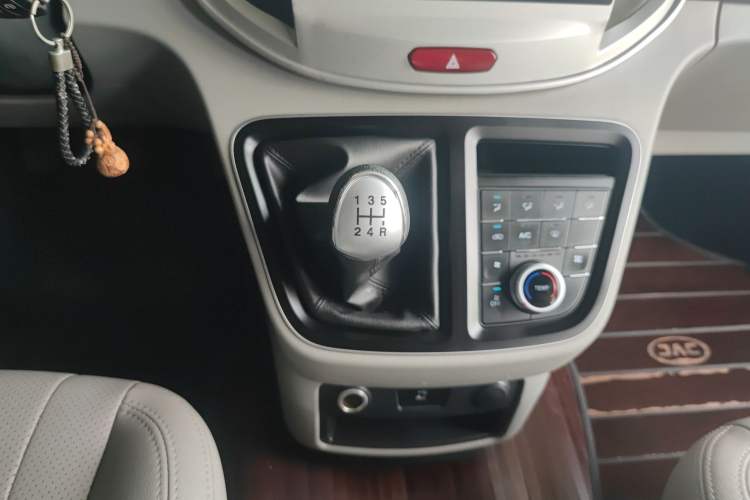 Used JAC M4 2019 Business & Travel Series 2.0L Manual Comfort Model China VI Gear Lever