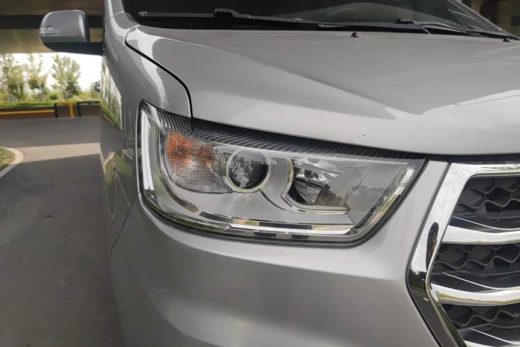 Used JAC M4 2019 Business & Travel Series 2.0L Manual Comfort Model China VI Right Front Headlight