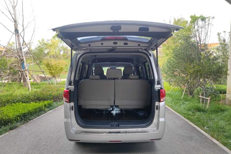 Used JAC M4 2019 Business & Travel Series 2.0L Manual Comfort Model China VI Trunk