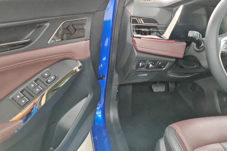 Used SOL X8 PLUS 2023 1.5 TGDI DCT ZhiShang Edition 6 Seats