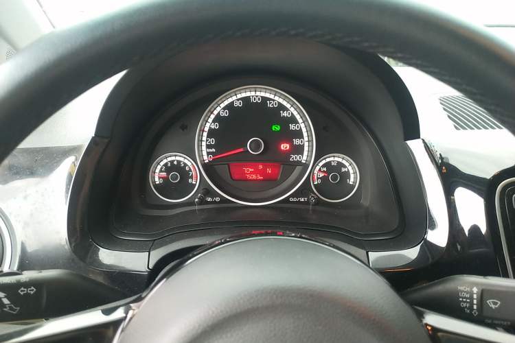 Used Volkswagen up! 2015 1.0L go high!