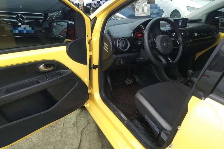 Used Volkswagen up! 2015 1.0L go high!