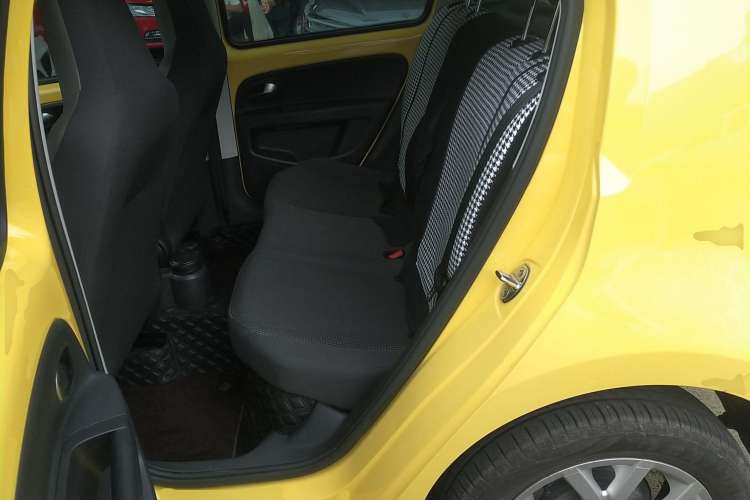 Used Volkswagen up! 2015 1.0L go high!