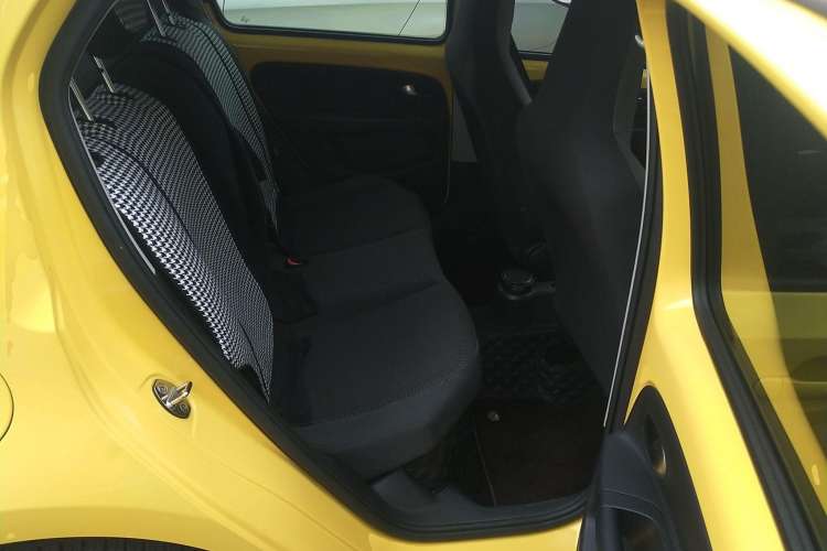 Used Volkswagen up! 2015 1.0L go high!