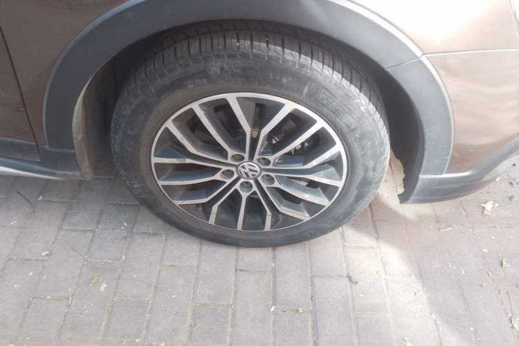 Used Volkswagen Cross Lavida 2014 1.4TSI DSG Right Front Wheel Hub