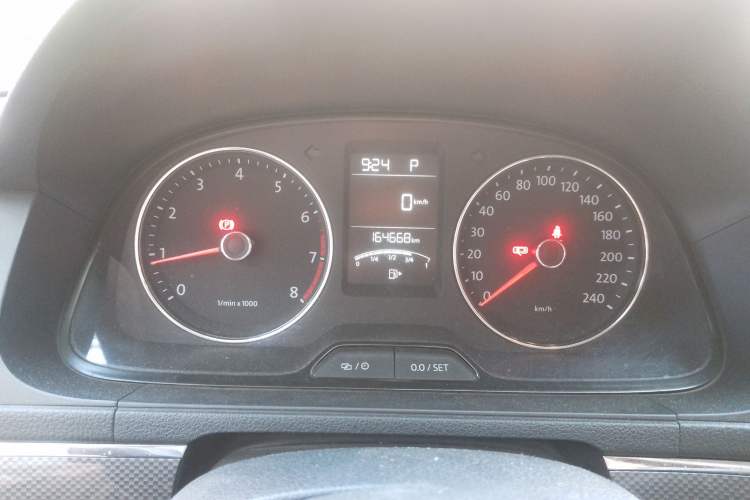 Used Volkswagen Cross Lavida 2014 1.4TSI DSG Odometer Close Up