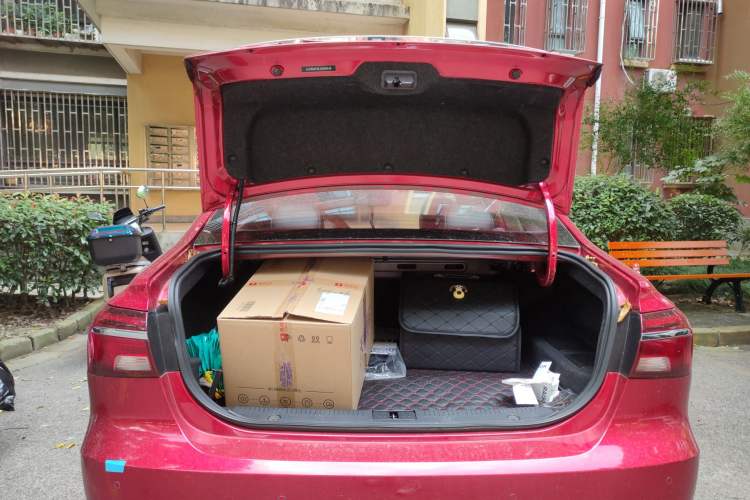 Used Roewe i6 New Energy 2017 45T Hybrid Connective Smart Luxury Edition Trunk