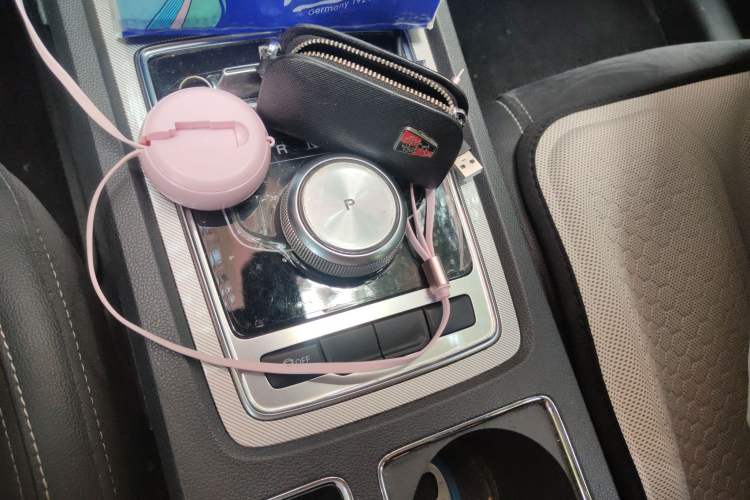 Used Roewe i6 New Energy 2017 45T Hybrid Connective Smart Luxury Edition Gear Lever