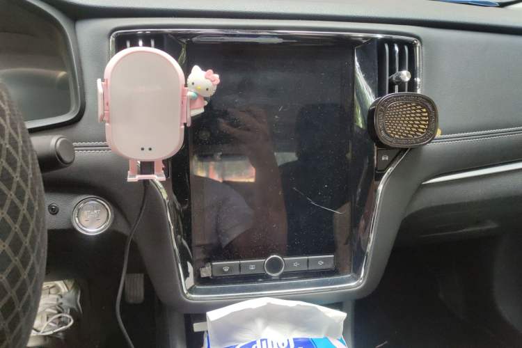 Used Roewe i6 New Energy 2017 45T Hybrid Connective Smart Luxury Edition Audio And AC Panel