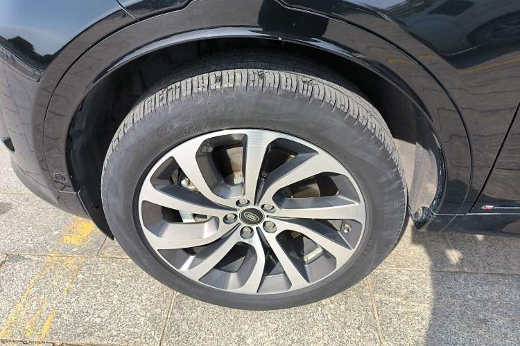 Used Land Rover Discovery Sport New Energy 2021 P300e Performance Tech Edition Left Front Wheel Hub