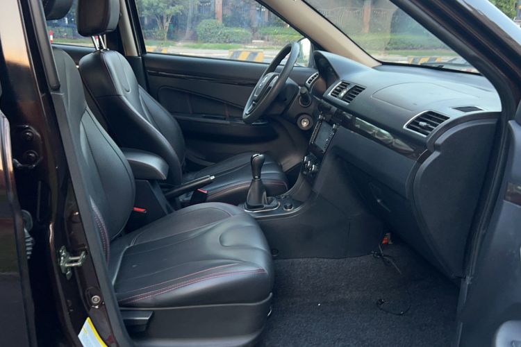 Used Dongfeng Fengon 370 2016 1.5L Manual Elite Home Edition 7-Seater
