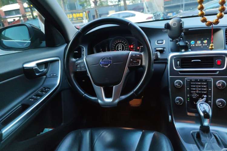 Used Volvo V60 2014 T5 Zhiyi Edition
