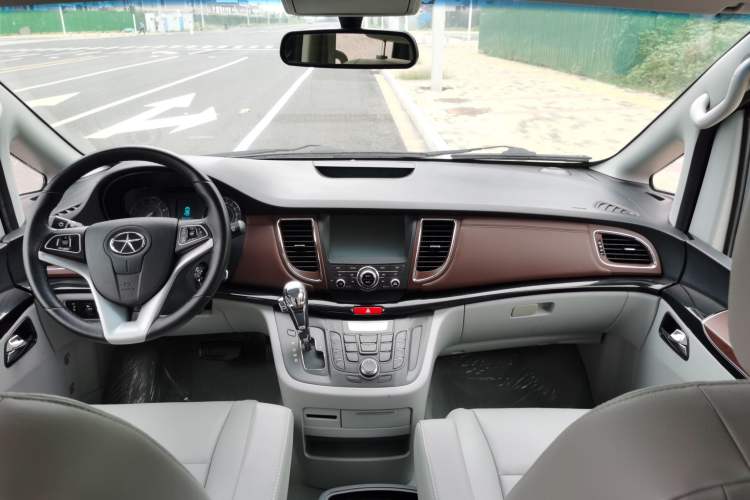 Used JAC Refine M5 2016 2.0T Gasoline Automatic Business Edition
