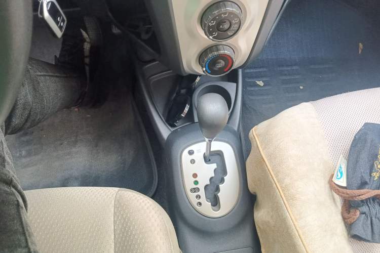 Used Toyota Yaris 2009 1.6E Automatic Comfort Edition Gear Lever
