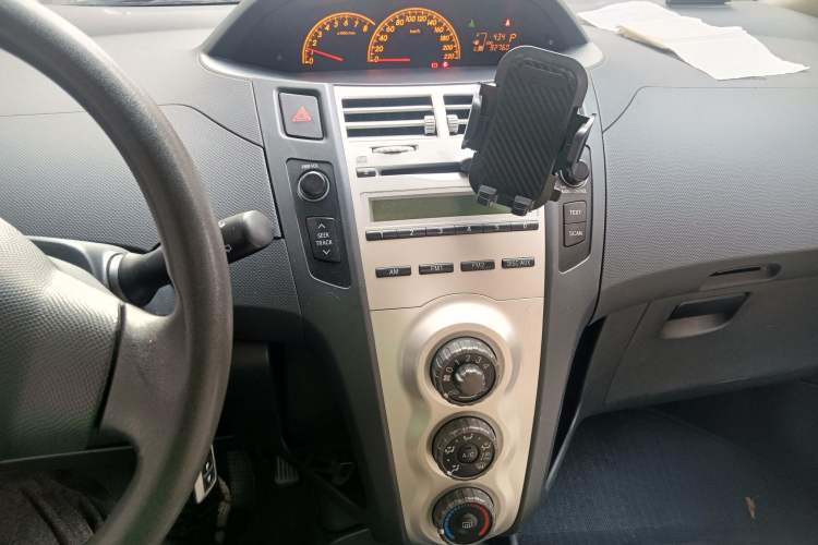 Used Toyota Yaris 2009 1.6E Automatic Comfort Edition Audio And AC Panel