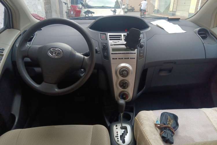 Used Toyota Yaris 2009 1.6E Automatic Comfort Edition Center Console