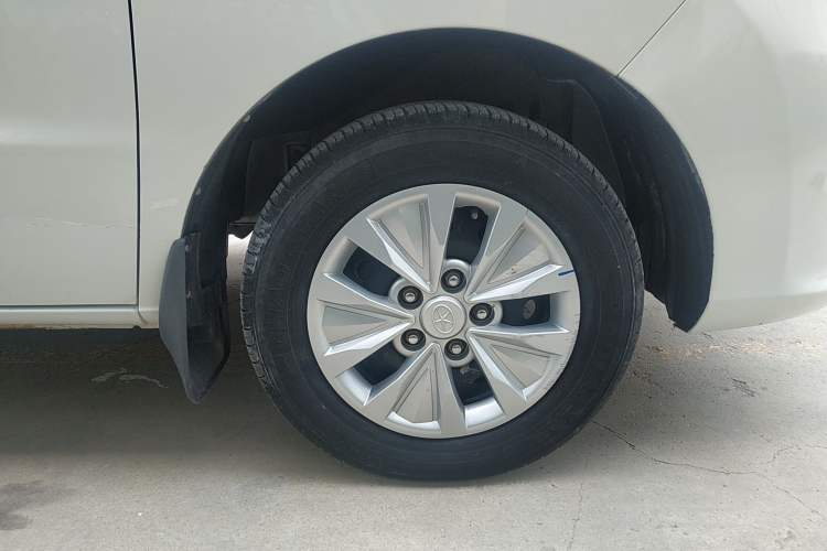 Used JAC M3 2016 IKEA Edition 1.6L Luxury Model Right Front Wheel Hub