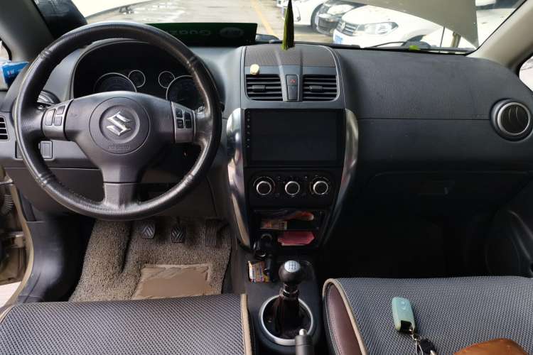 Used Suzuki SX4 2012 1.6L Manual Ruiqi Model Center Console