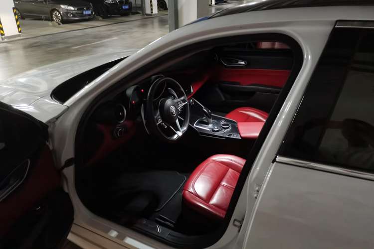 Used Alfa Romeo Giulia 2017 2.0T 280HP Luxury Edition
