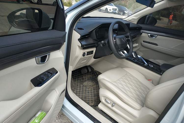 Used Wuling Asta 2022 2.0L DHT Electric-Speed Version
