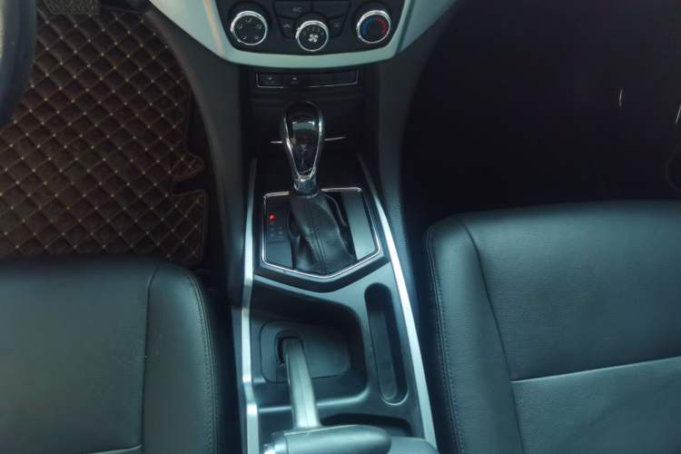 Used JMC Yusheng S350 2013 2.4T Automatic 2WD Diesel Ultra-Luxury 5-Seater
