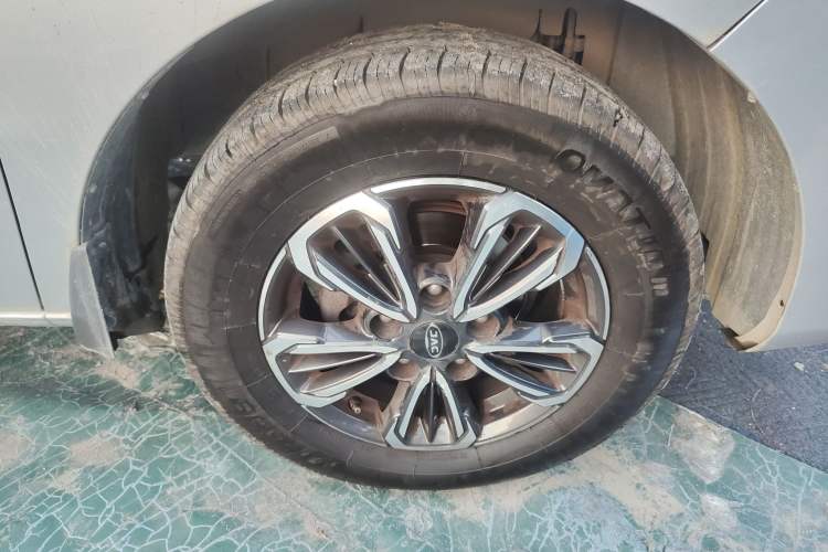 Used JAC M3 2019 PLUS IKEA Edition 1.8L Luxury 9-Seater Right Front Wheel Hub