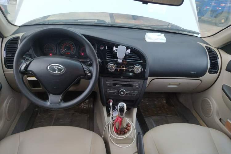 Used Soueast V3 Lingyue 2012 Revised Version 1.5L Manual Flagship Edition Center Console