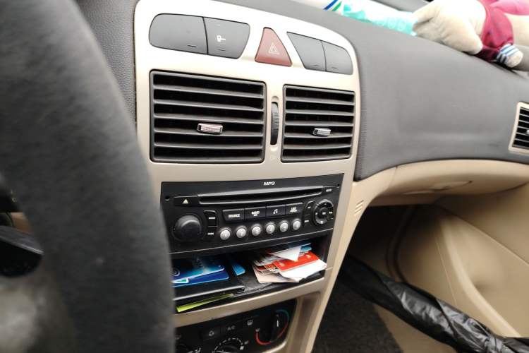 Used Peugeot 307 2007 Revised Version 2.0L Automatic Comfort Edition Audio And AC Panel