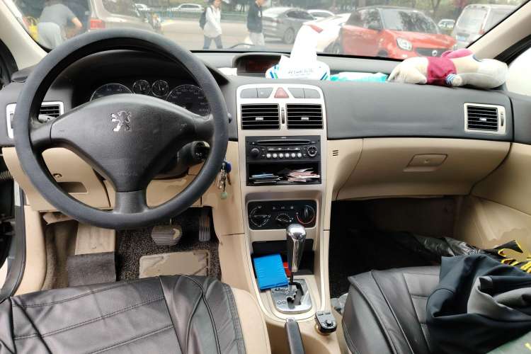 Used Peugeot 307 2007 Revised Version 2.0L Automatic Comfort Edition Center Console