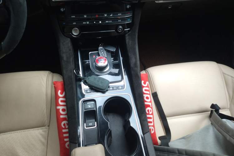 Used Jaguar F-PACE 2016 2.0T Two-Wheel Drive Urban Luxury Edition
