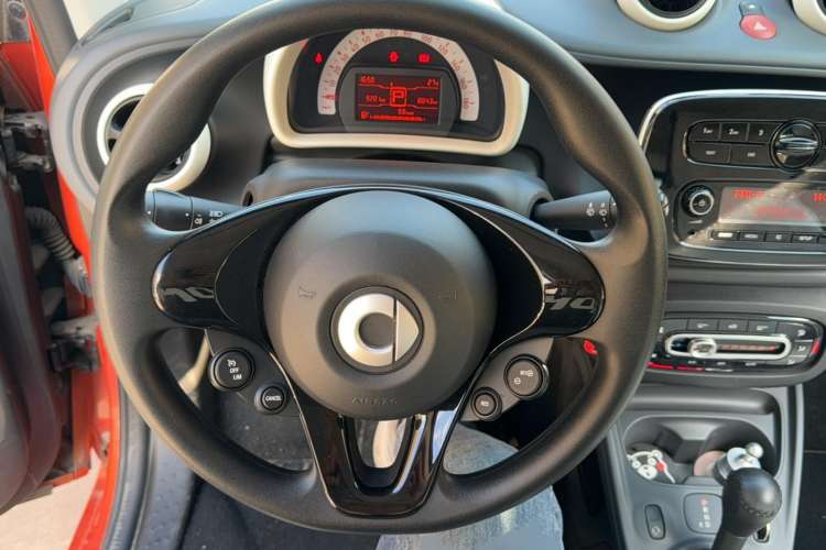 Used smart fortwo 2015 1.0L 52 kW hardtop Dynamic version
