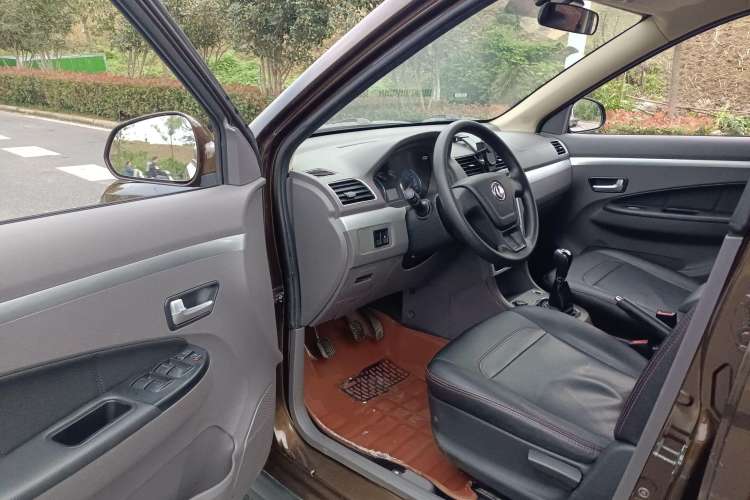 Used Dongfeng Fengon 360 2015 1.5L Manual Comfort 7-Seater China IV Standard
