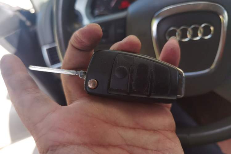 Used Audi A6L 2009 2.0 TFSI automatic standard version
