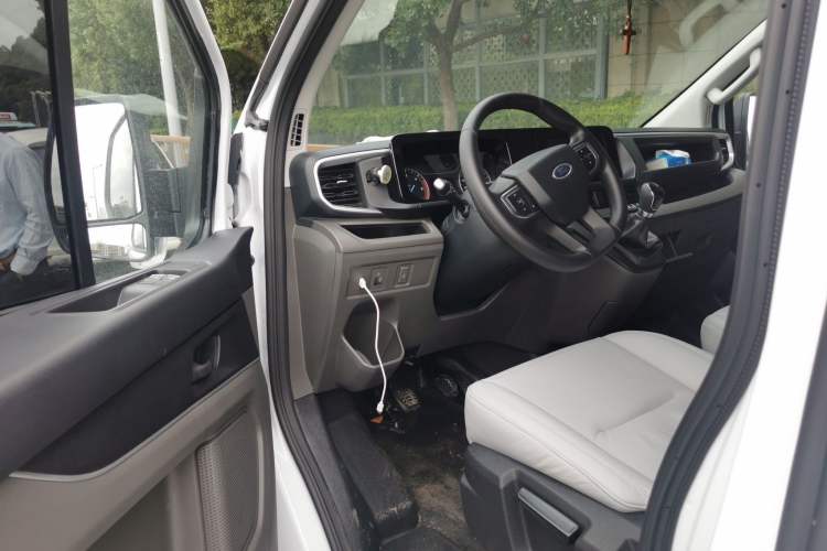 Used Ford Transit 2023 2.0T Diesel Manual Multifunction Commercial Vehicle Short Wheelbase Low Roof 5/6 Seats
