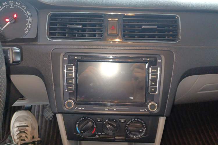 Used Skoda Rapid 2016 1.4L Manual Trend Edition Audio And AC Panel