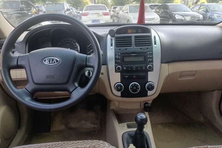 Used Kia 2008 European-style 1.6 MT GL Center Console