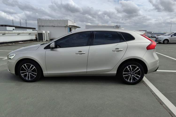 Used Volvo V40 2019 T3 Zhiyi Edition
