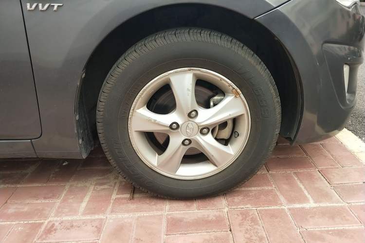 Used Hyundai Verna (older generation) 2010 Sedan 1.4L Automatic Fashionable GT Model Right Front Wheel Hub