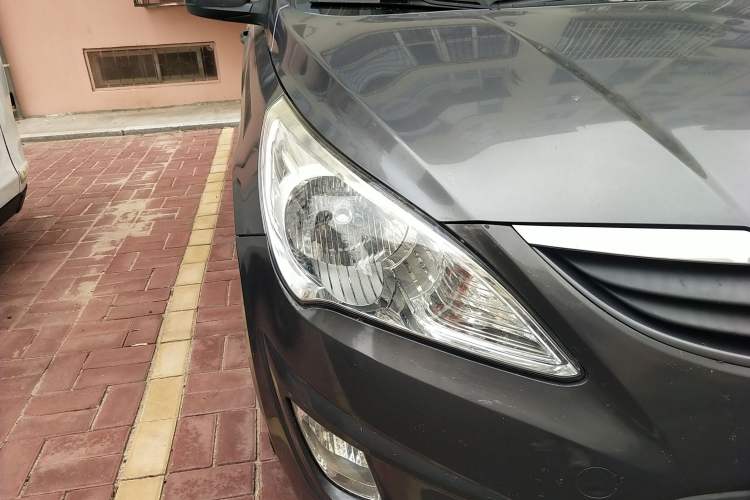 Used Hyundai Verna (older generation) 2010 Sedan 1.4L Automatic Fashionable GT Model Right Front Headlight