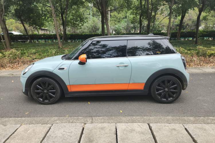Used MINI MINI 2017 1.5T COOPER Limited Edition in Ice Blue