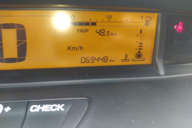 Used Citroen C-Quatre 2013 CROSS 1.6L Automatic Odometer Close Up