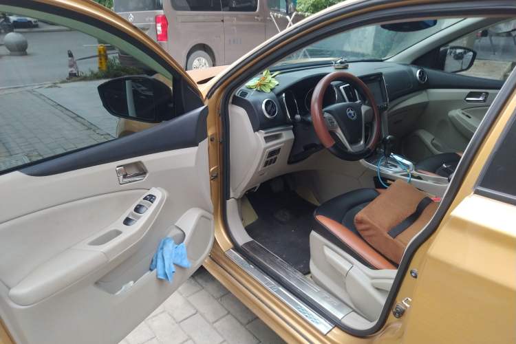 Used Venucia T70 2015 2.0L CVT Smart Choice Edition