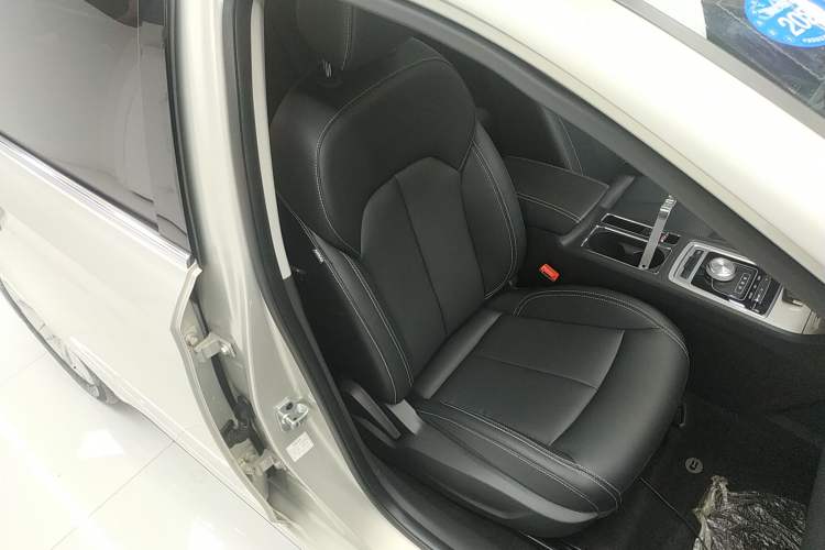 Used Roewe i6 New Energy 2017 45T Hybrid Connect & Smart Enjoyment Edition Right Front Seat